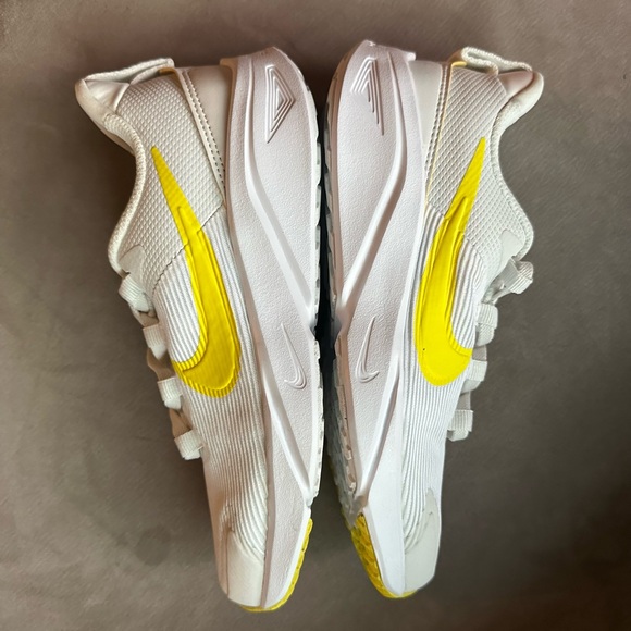 Nike Star Runner - size 2Y - Picture 3 of 6